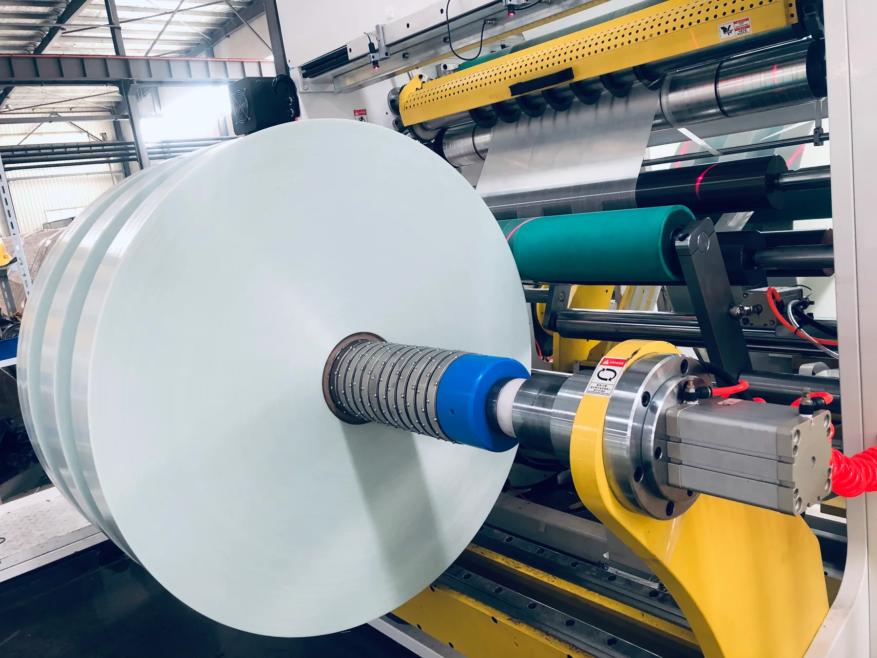 Ảnh thật tham khảo hệ trục cuộn và dao cắt trên thiết bị chia cuộn Jota Machinery